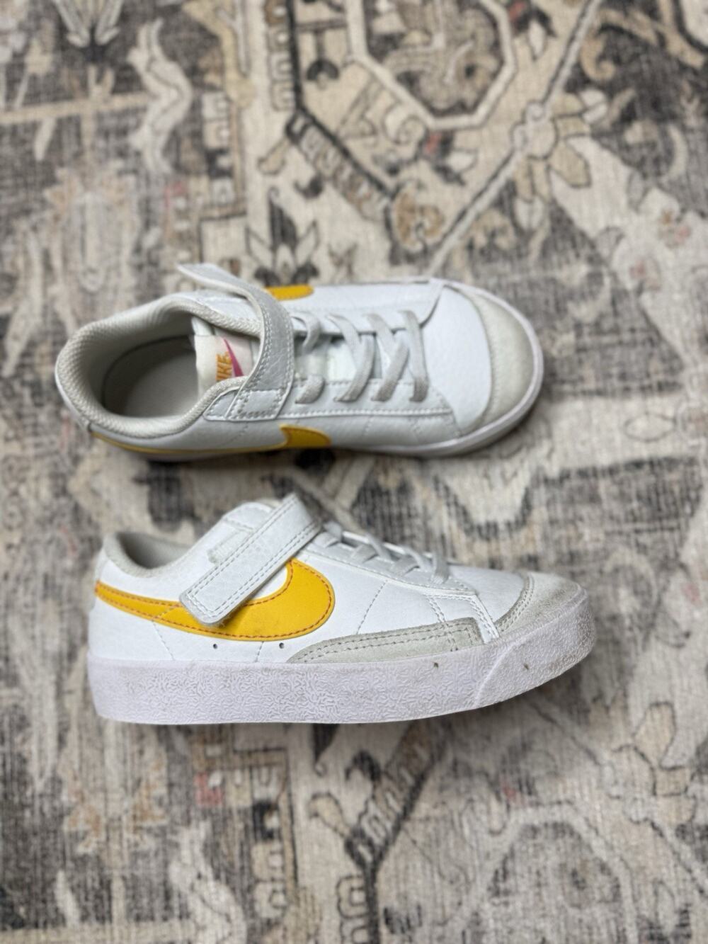 NIKE KIDS BLAZER LOW ‘77 LOW TOP SNEAKER WHITE/GOLD/PINKSICKLE SIZ 12 EUC